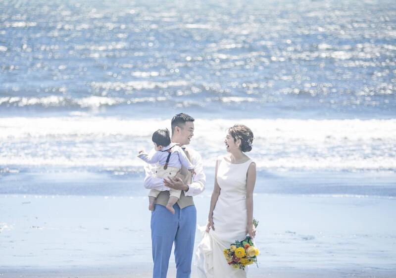 家族で一緒に海辺のフォトウェディング | ドレス1着プラン 【100カットデータ・レタッチ付】