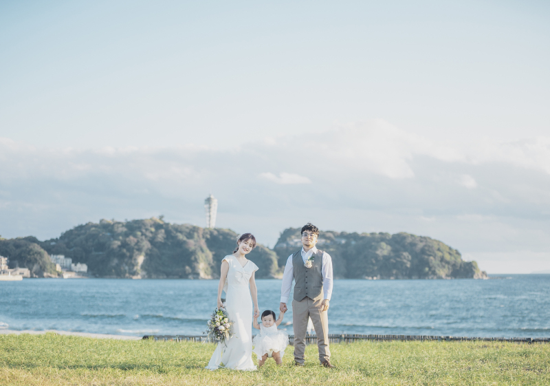 家族で一緒に海辺のフォトウェディング | ドレス1着プラン 【100カットデータ・レタッチ付】