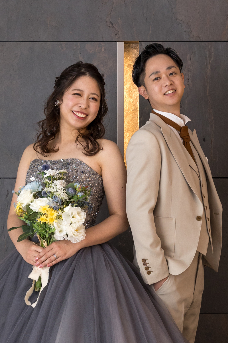 背合わせでにっこり