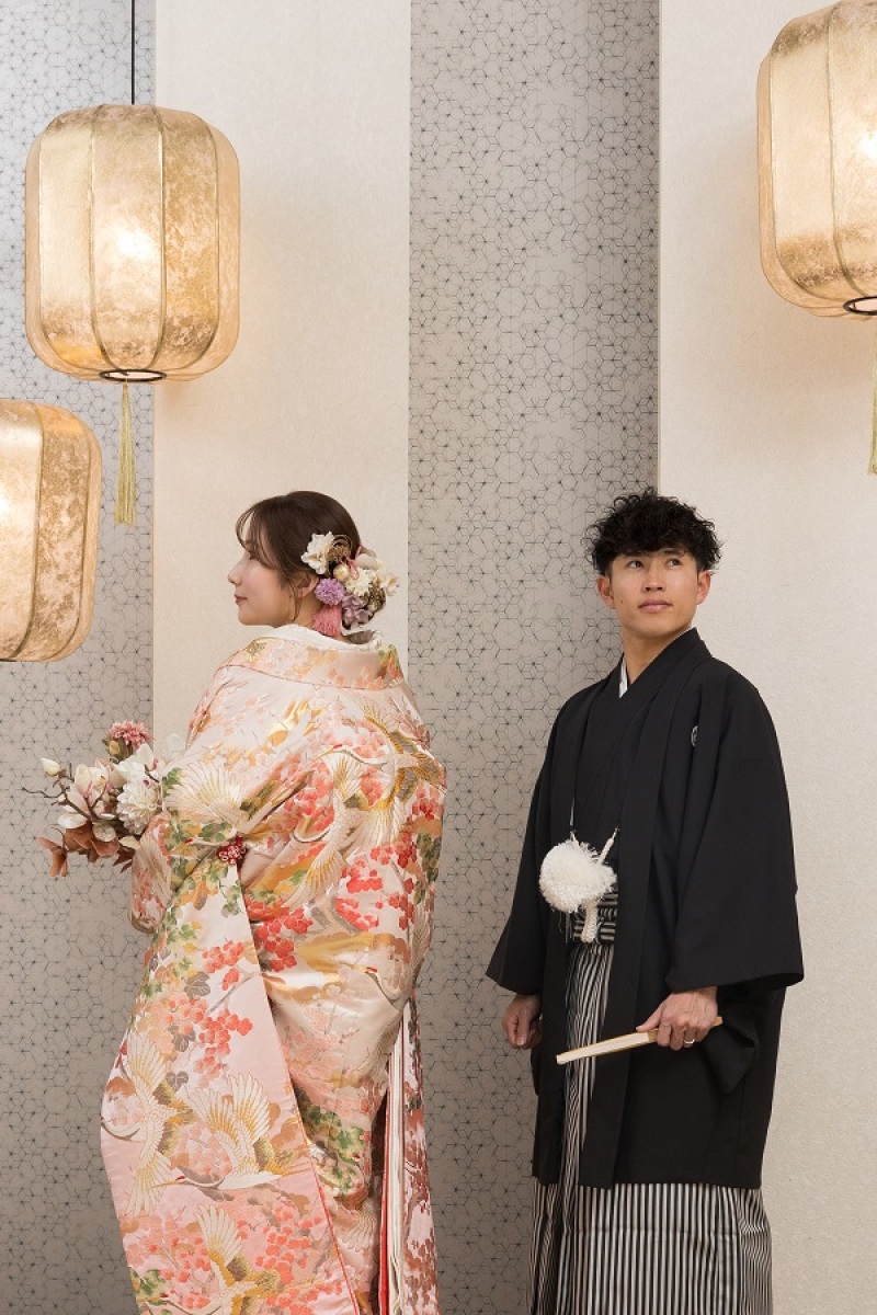 目線を外して大人っぽく！