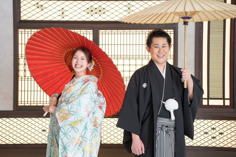 傘をさしてにっこり