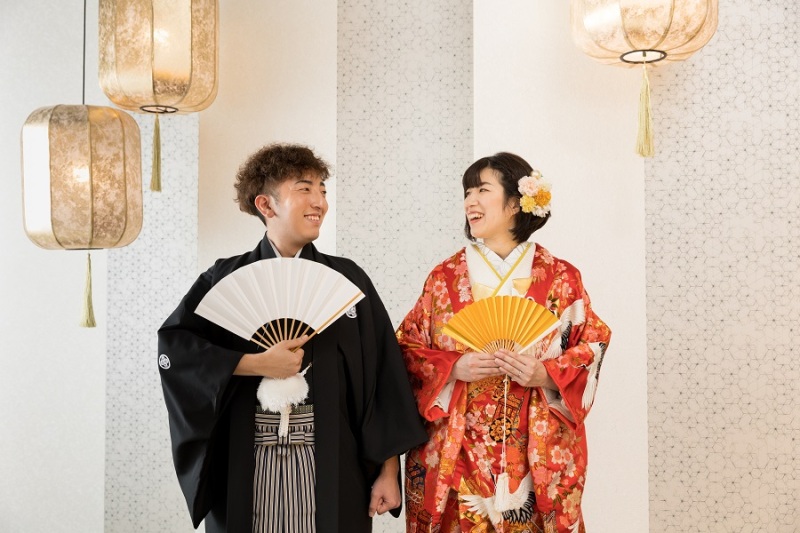 扇子を使って和装らしいショットを