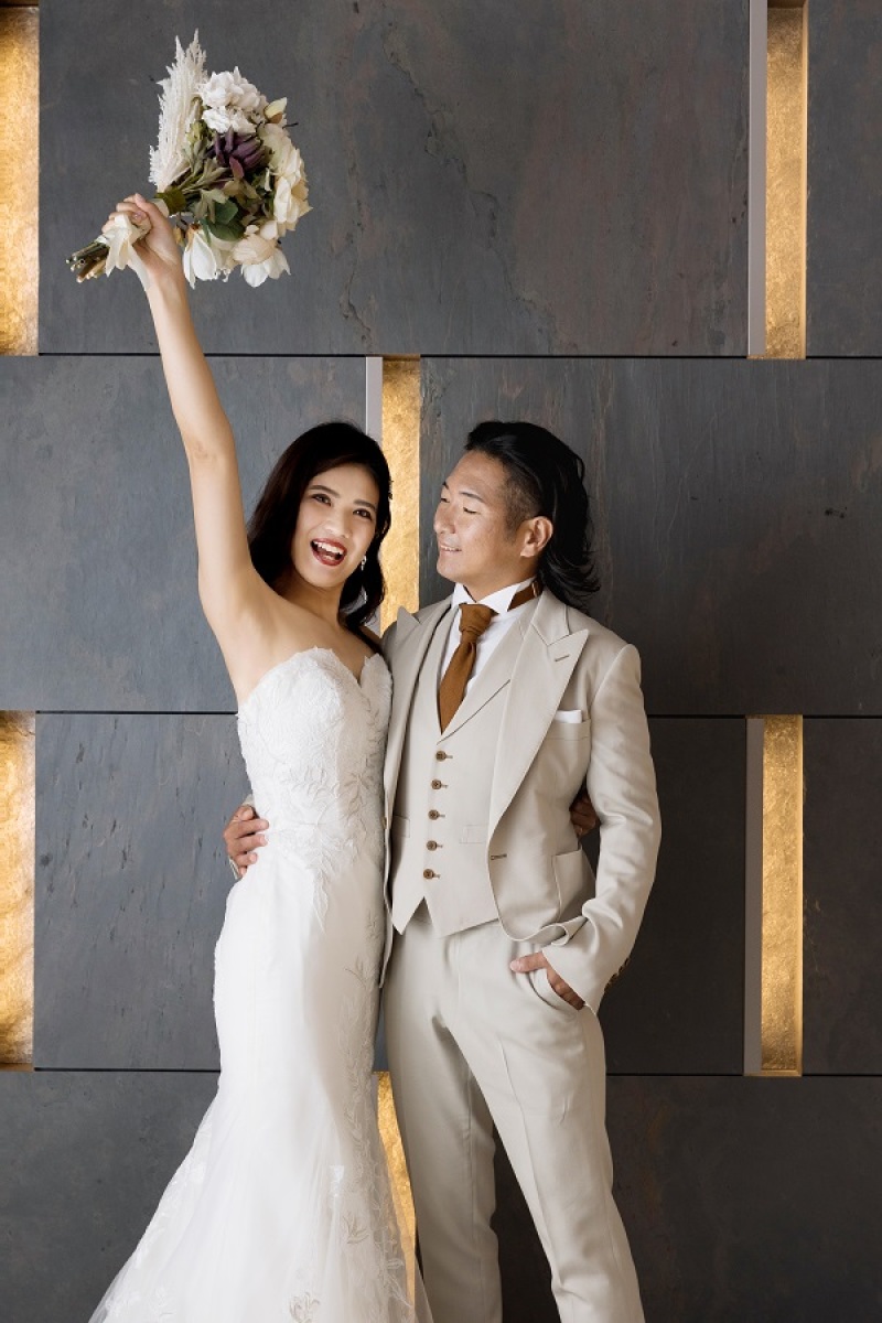 ブーケを掲げてにっこり