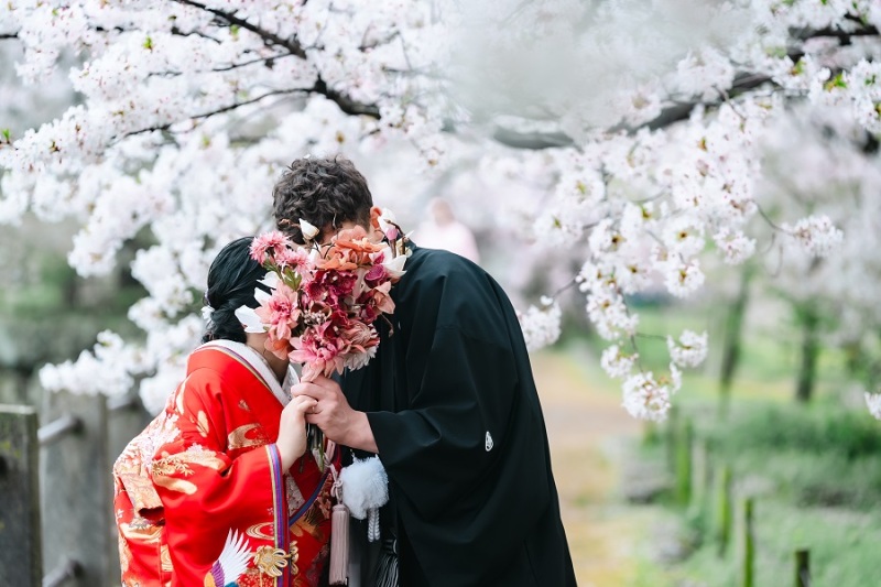 ブーケでお顔隠して