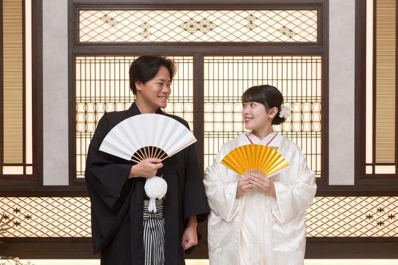 扇子を広げて