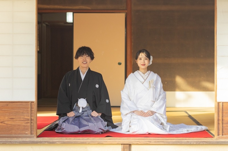 お茶室で正座ポーズ