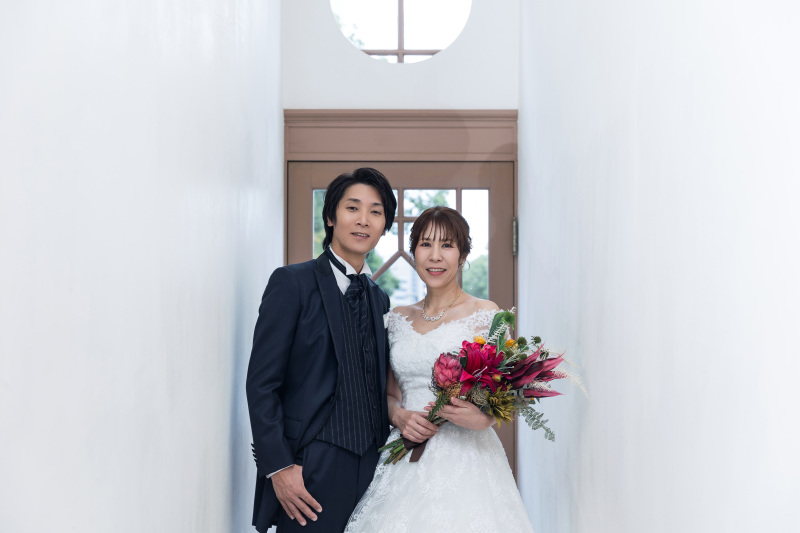 赤のブーケが映える一枚！