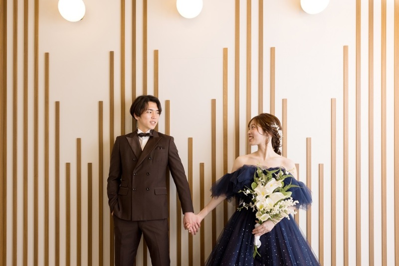 手繋いで見つめ合いショット♡