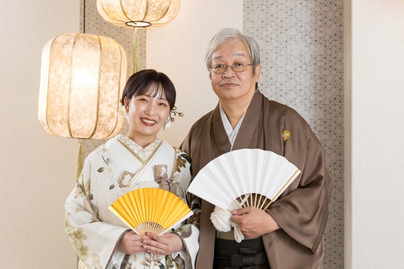 扇子を広げて