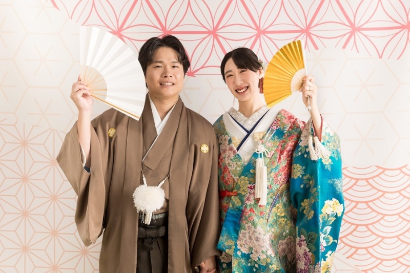 扇子を広げて