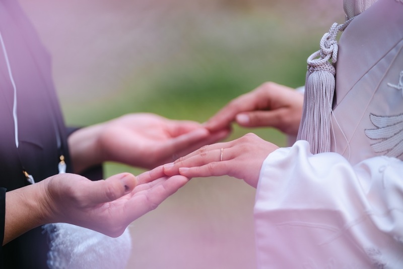 手を添えて