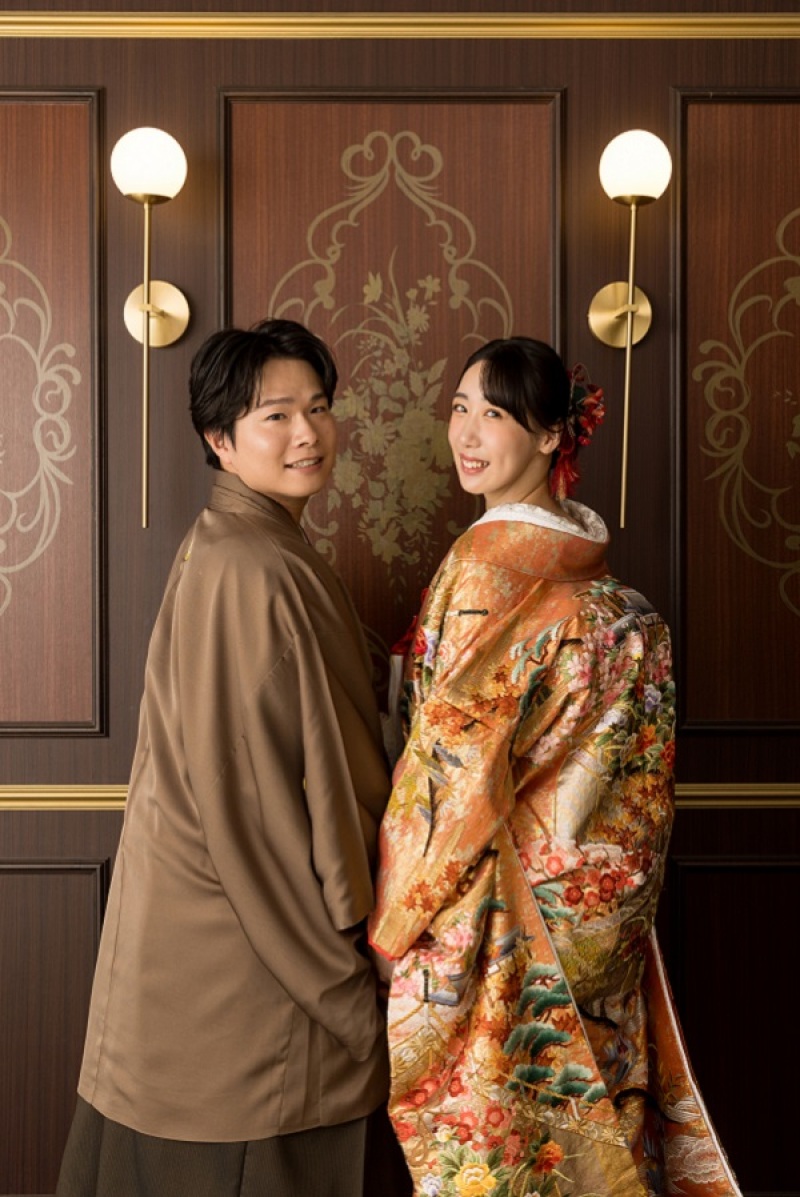 手を繋いだ仲良しショットも!