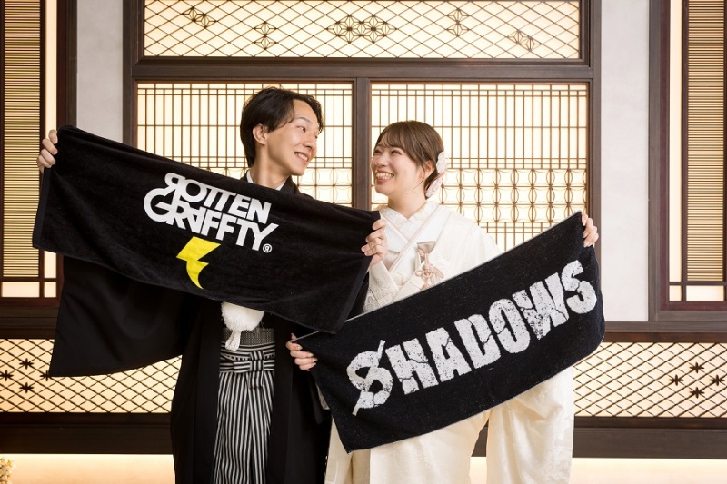 持ち込みグッズタオルを掲げて★ニコニコでおふたりらしい1枚に！！