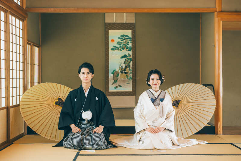 掛け軸の前でのお座りショット！【白鳥庭園】