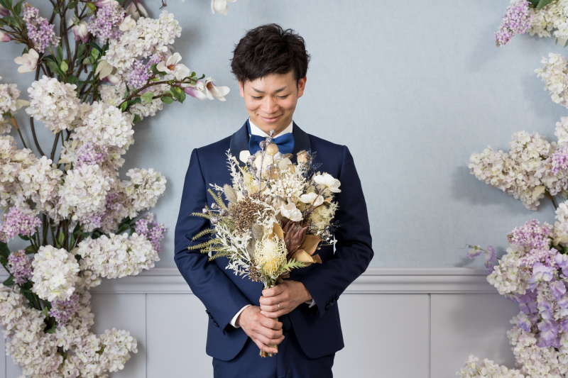 新婦様にお渡しするブーケをお持ちして...