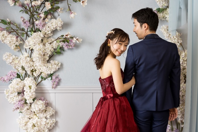 ボルドーカラーの大人っぽいカラードレスも♡