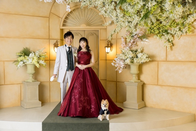 チャペルの背景での全身ショット