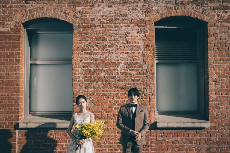 レンガの建物を背景に…