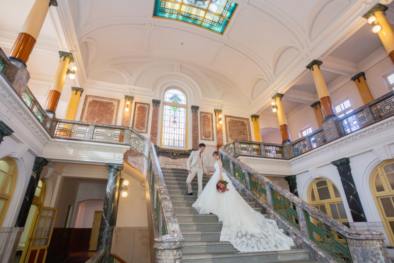 大階段でドレスのトレーンを流して