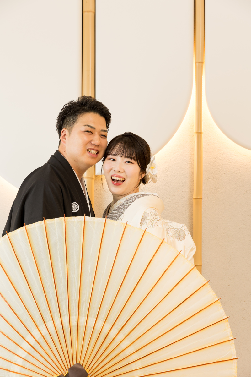 白い和傘が相性ぴったり