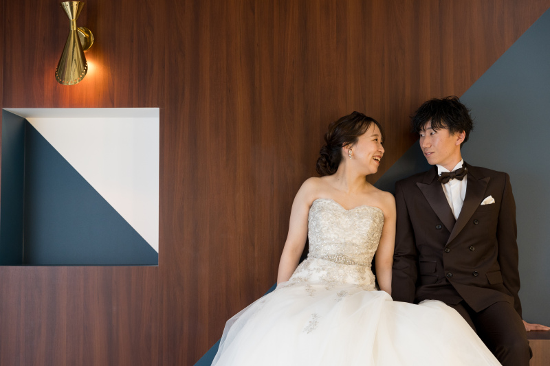 自然な腰掛けショット