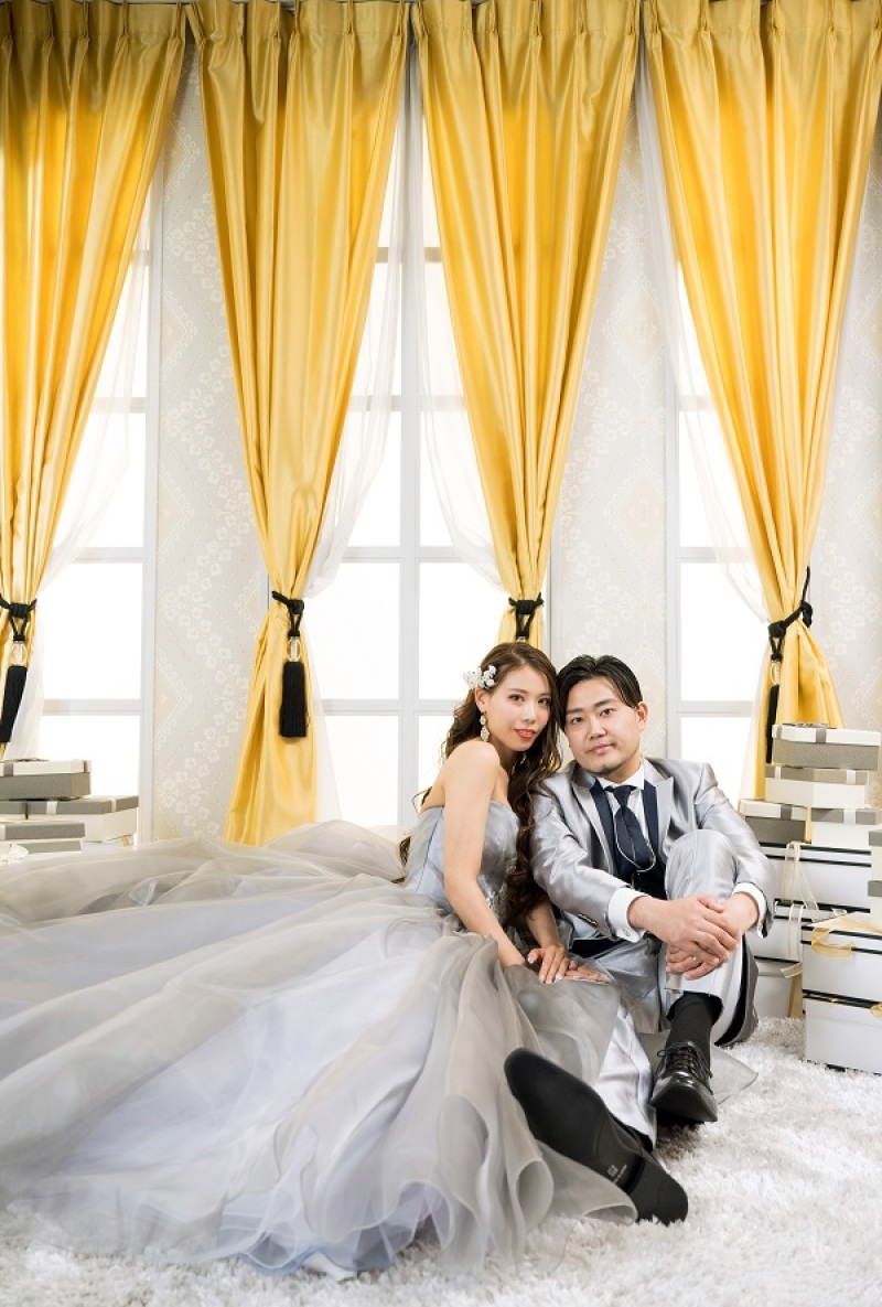 ドレスとタキシードでおしゃれな座りのポーズ