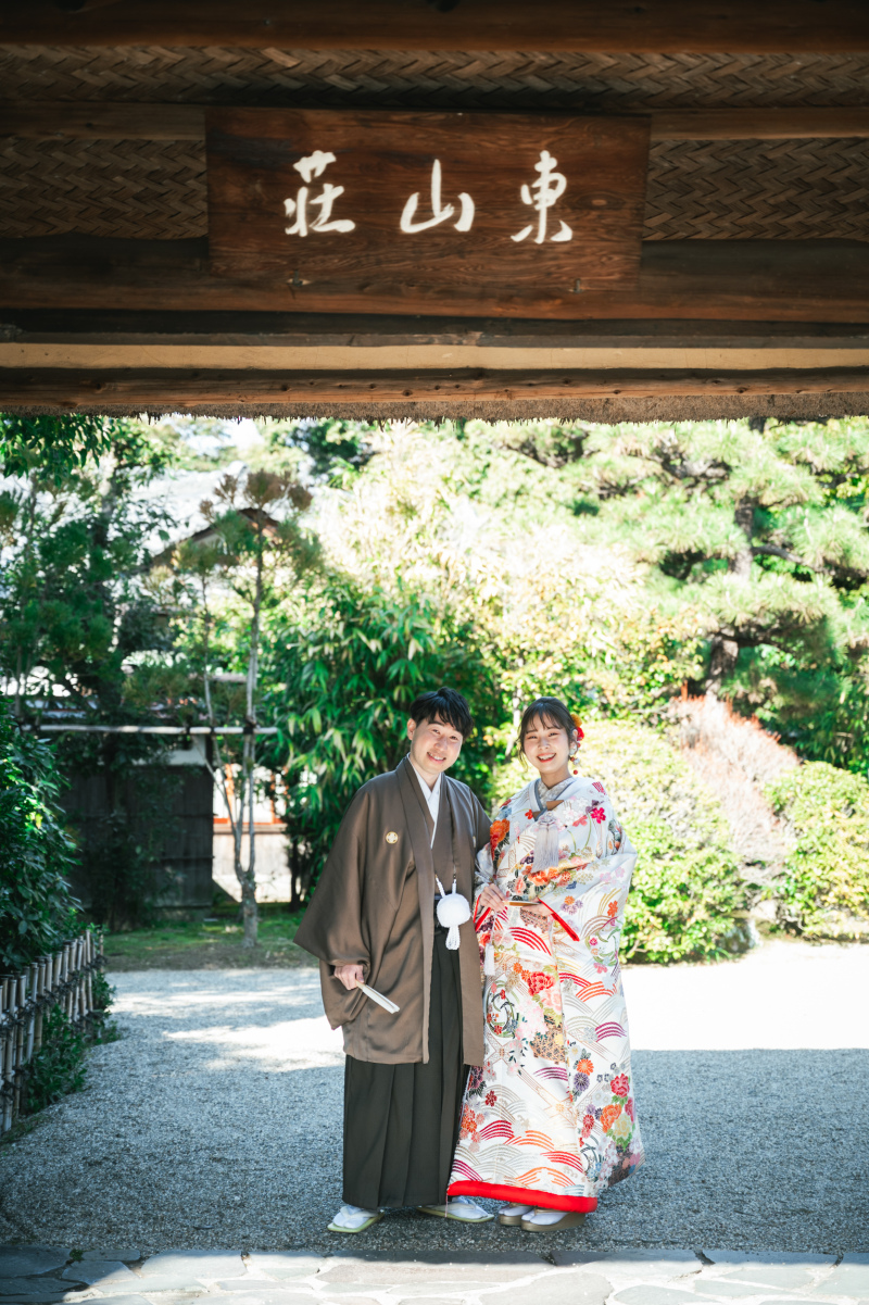 茅葺き屋根の下で...