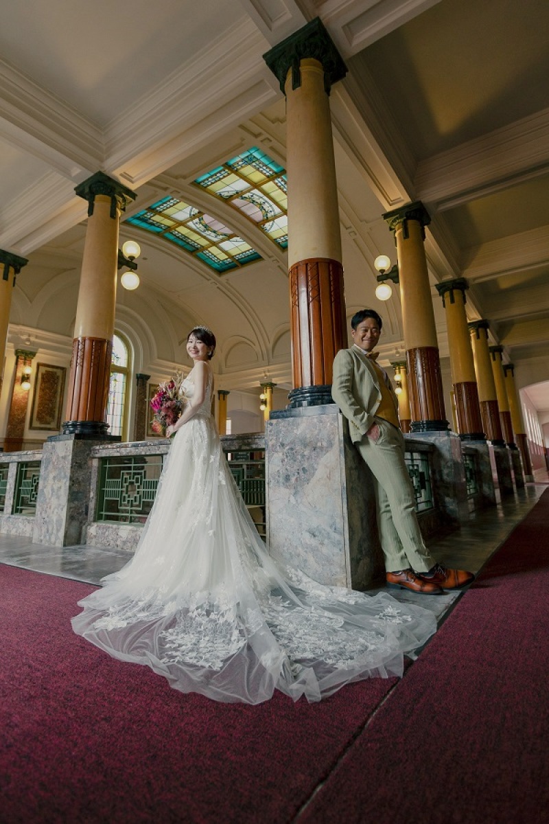 ドレスのトレーンを流して