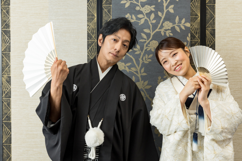 扇子から笑顔で