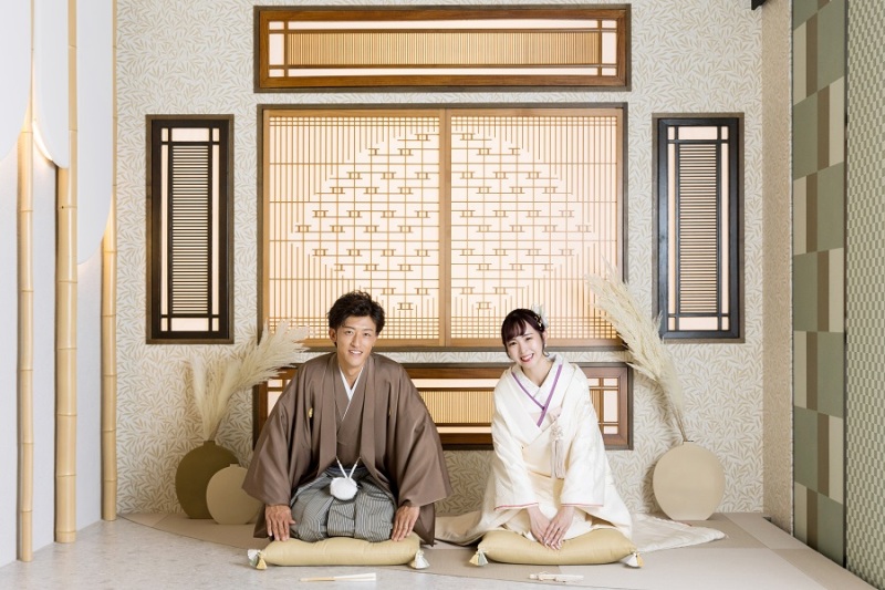 和装といえばこちらの正座でご挨拶のショット!