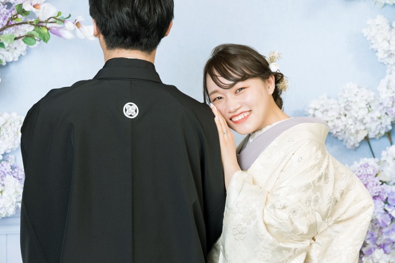 新郎様の肩に寄り添い