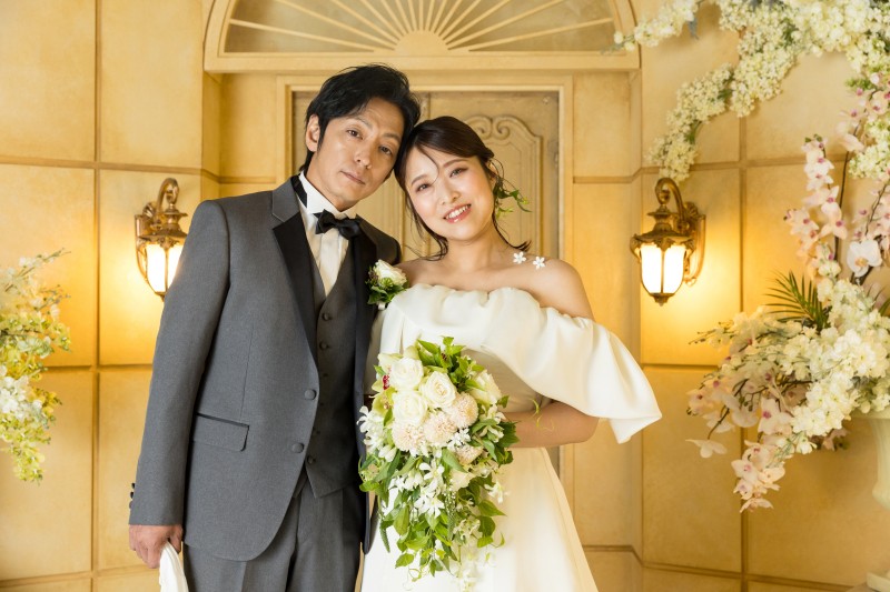 ウェディングドレスとタキシードで