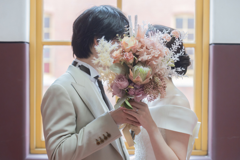 ブーケでお顔隠し！