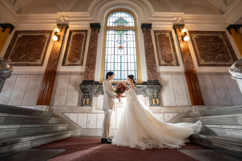 ステンドガラスの前で