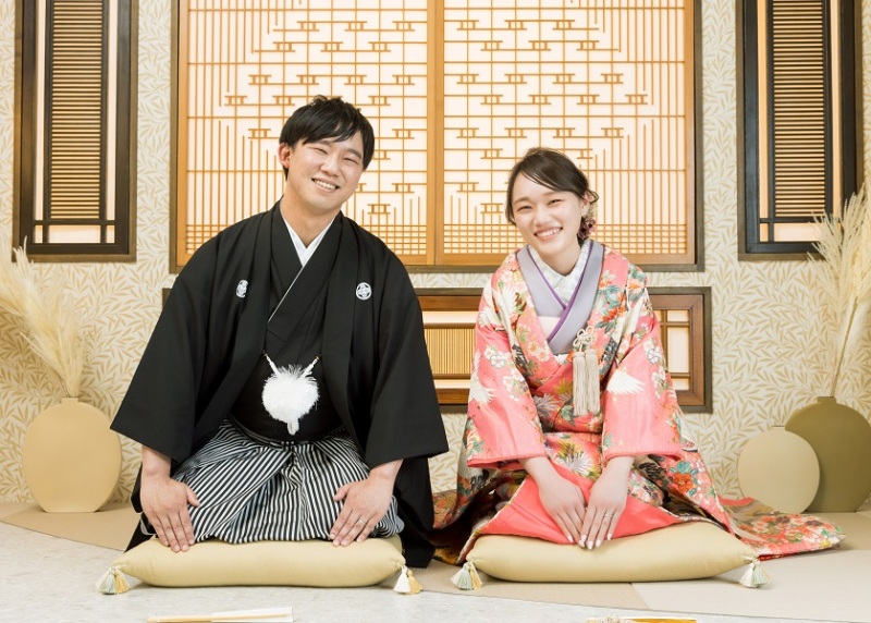 座りのポーズで皆さまにご挨拶