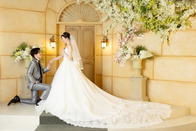 手をとってプロポーズショットも◎