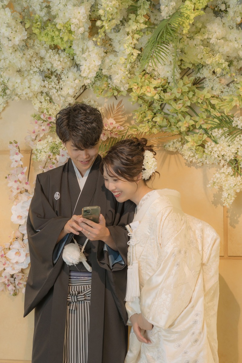 自撮りを楽しむおふたりのオフショットも!