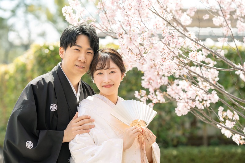 サクラを背景に…