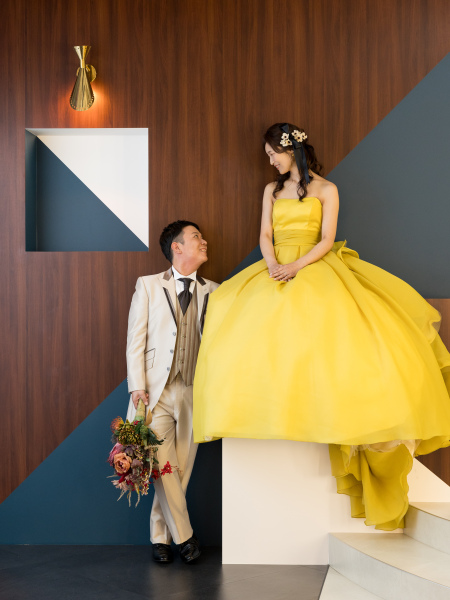 腰掛けるご新婦様を見つめて…