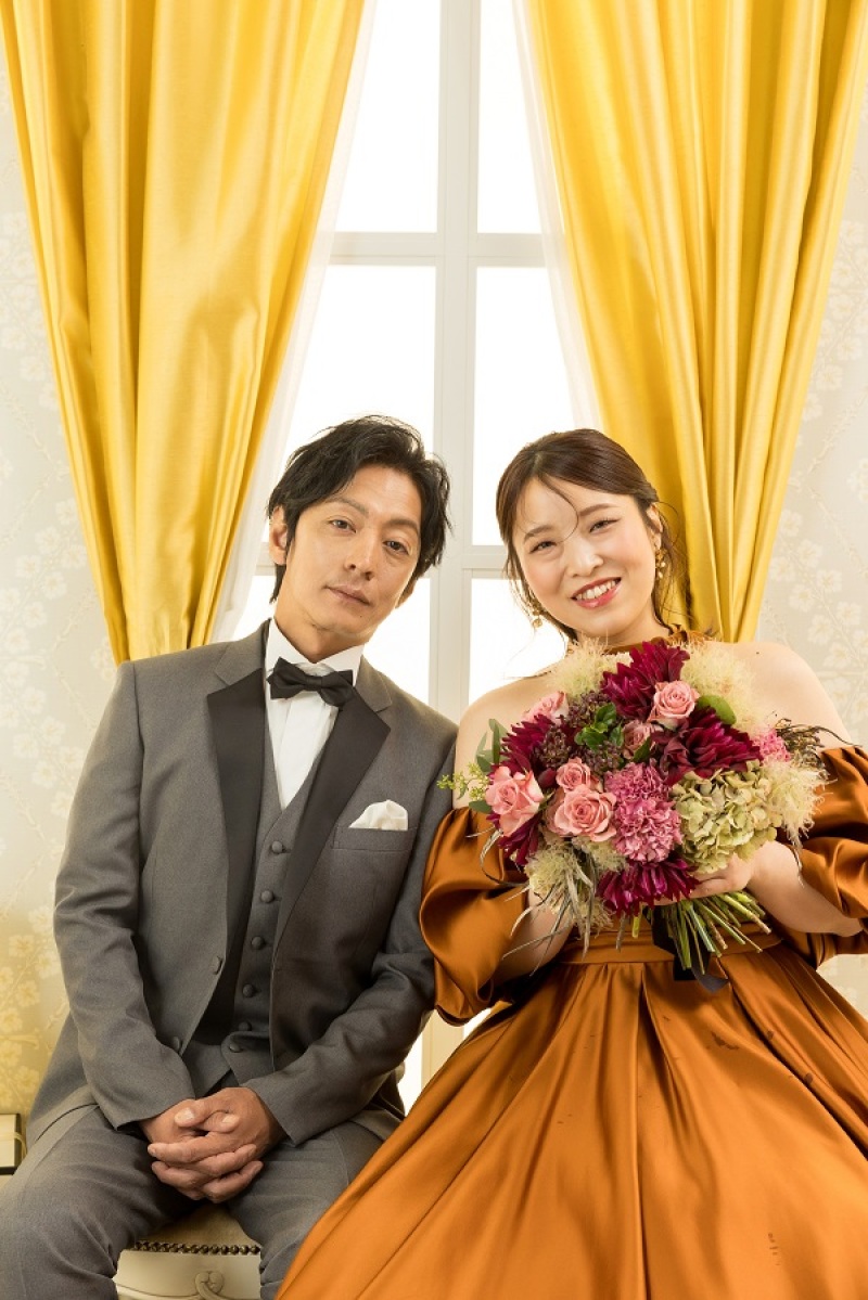 カラードレスに合わせたブーケを持って