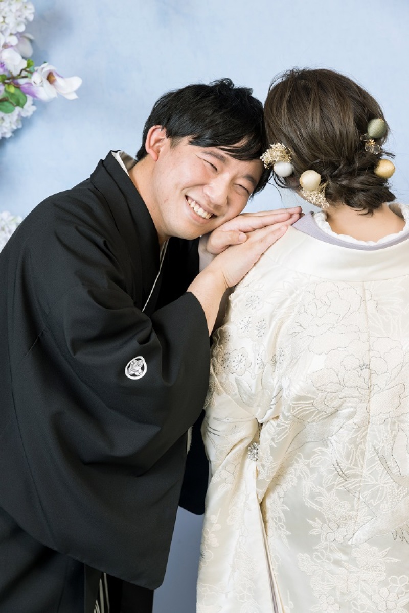 新婦様に寄り添う笑顔のご新郎様♪