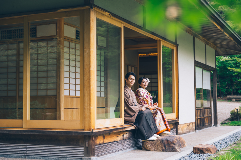 お茶室の塀に腰掛けて…