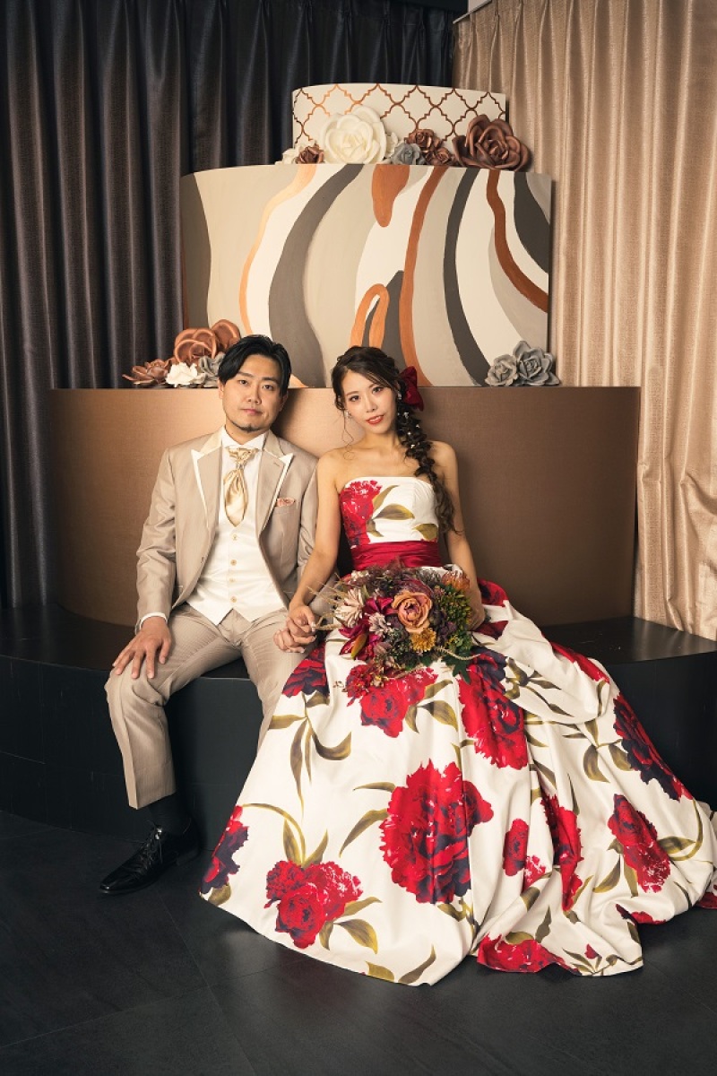 大きなお花が印象的なドレスにお着替え