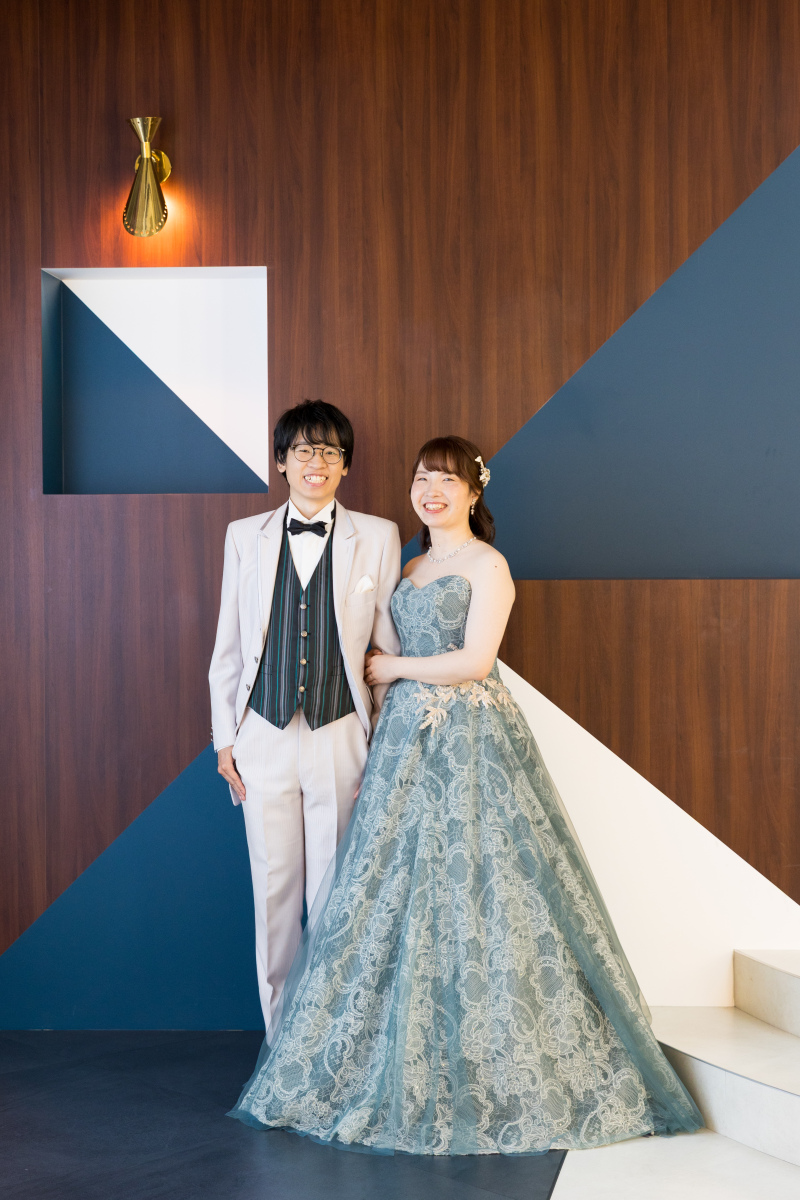 クールな背景と共に