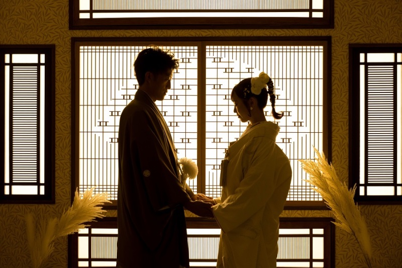 手を取り合ってしっとり大人な雰囲気のお写真も♡