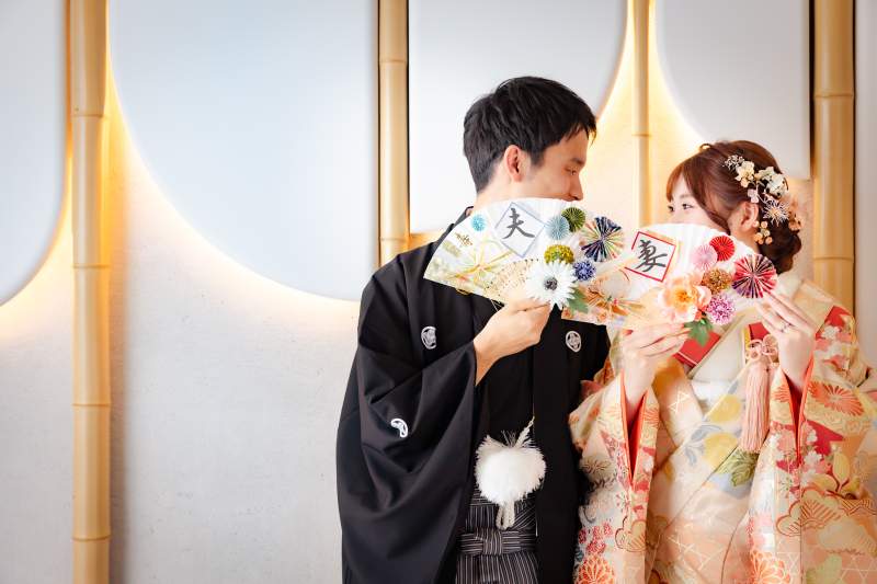 夫婦扇子で見つめ合い♡