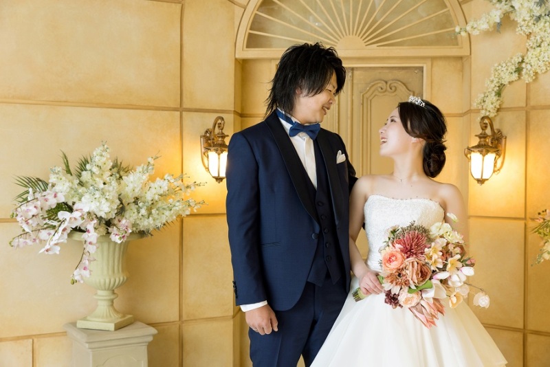 最初はウエディングドレスで見つめあって♡