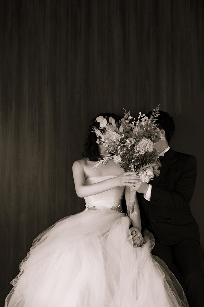 ブーケでお顔を隠して