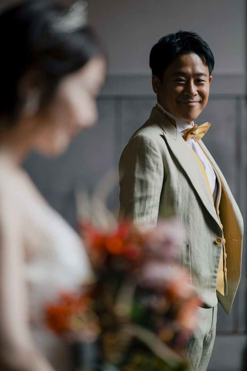 ご新婦様を見つめるご新郎様のお写真