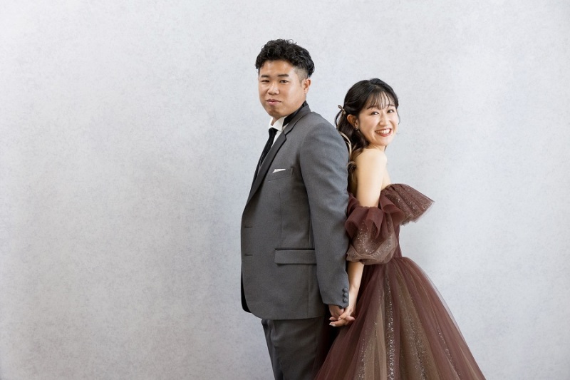 背中を引っ付けて